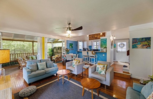 Maunaloa House | Aloha Getaway: Luxe Beachfront 3bdm/2bth house - best Molokai white sand beaches