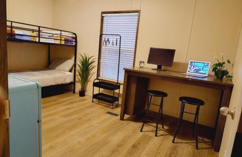 West Livingston House | Aloha Lake Livingston Room B