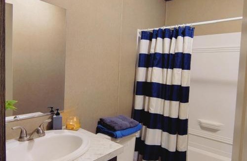 West Livingston House | Aloha Lake Livingston Room B