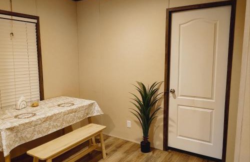 West Livingston House | Aloha Lake Livingston Room B