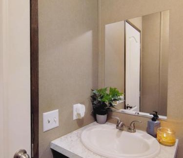 West Livingston House | Aloha Lake Livingston Room B