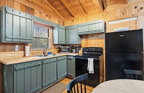 Cashes Valley Cabin | *Alone At Last* Private Retreat w/Hot tub Firepit & More