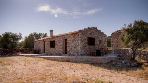 Omales House | Aloni Wood & Stone