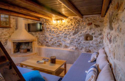 Omales House | Aloni Wood & Stone