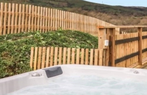 Llanbrynmair Cabin | Alpaca-6 berth, dog friendly cabin with hot tub