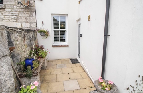 Isle of Portland Cottage | ALPEN ROSE COTTAGE, pet friendly, with a garden in Easton Portland