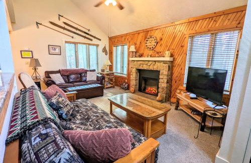 Lake Harmony House | Alpine Allure by AvantStay Indoor Hot Tub Game Loft Enclosed Deck