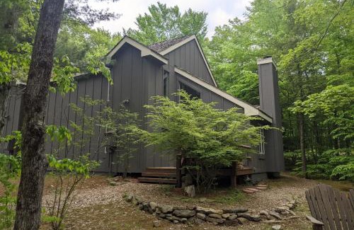 Lake Harmony House | Alpine Allure by AvantStay Indoor Hot Tub Game Loft Enclosed Deck