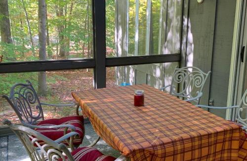 Lake Harmony House | Alpine Allure by AvantStay Indoor Hot Tub Game Loft Enclosed Deck
