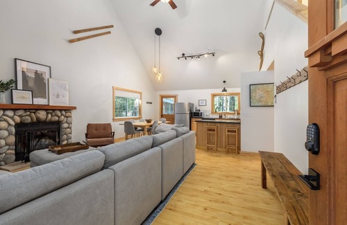 Packwood Cabin | Alpine Drift | Hot Tub, Pet Friendly, Wifi