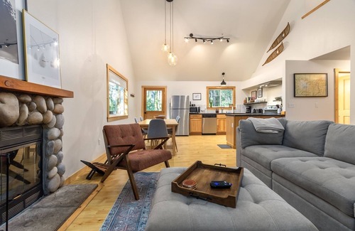 Packwood Cabin | Alpine Drift | Hot Tub, Pet Friendly, Wifi
