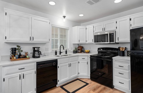 Downtown Leavenworth Condo | Alpine Escape: Townhouse w/Hot Tub: Downtown!