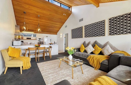 Fernhill House | ALPINE GOLD LUXURY SPA LAKE VIEW VILLA