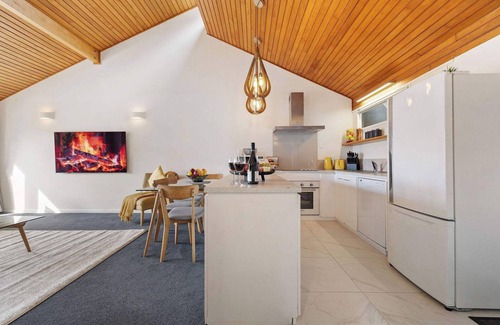 Fernhill House | ALPINE GOLD LUXURY SPA LAKE VIEW VILLA
