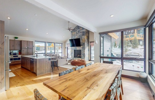 Silverthorne House | Alpine house is 2550 Sqf, 4 Bedrooms + 3.5 Bathrooms + Large Bullfrog Hot Tub