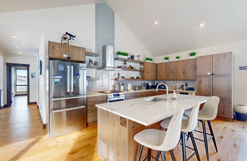 Silverthorne House | Alpine house is 2550 Sqf, 4 Bedrooms + 3.5 Bathrooms + Large Bullfrog Hot Tub