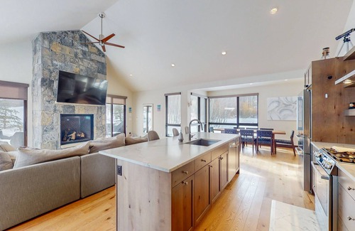 Silverthorne House | Alpine house is 2550 Sqf, 4 Bedrooms + 3.5 Bathrooms + Large Bullfrog Hot Tub