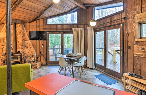 Alpine Lake Cabin | Alpine Lake Resort Cabin: Deck & Lake Access!