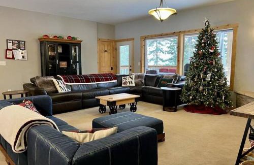 Leavenworth House | Alpine Lodge - Epic Mountain Views, Hot Tub, 2 Miles to Town
