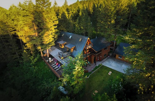 Alpine House | Alpine Paradise! Pool table Ping Pong Hot Tub Foos Ball Sauna TV's