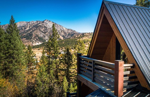 Alpine House | Alpine Paradise! Pool table Ping Pong Hot Tub Foos Ball Sauna TV's