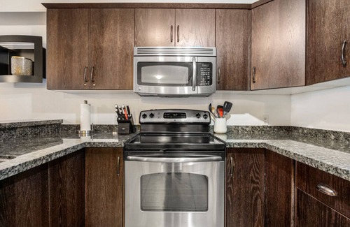 East Kootenay Condo | ⭐Alpine Pointe⭐| Lakeview | Pool | Hot Tub | Gym