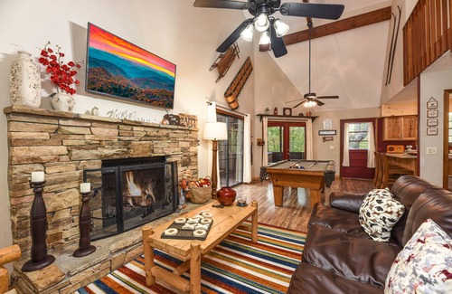 Gatlinburg - Pigeon Forge Cabin | "Alpine Retreat" Private Chalet in Pigeon Forge w/ Hot Tub & Pool Table