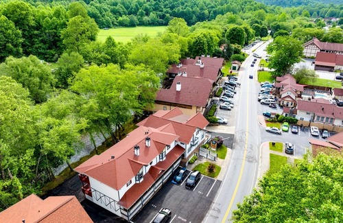 Helen House | Alpine River Suites #401 - Cozy Riverfront Condo w/Overlooking River in Downtown
