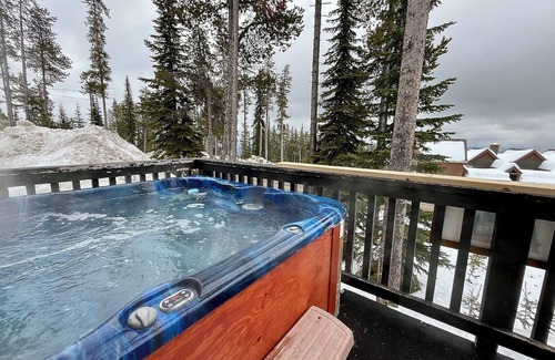 Big White Ski Resort Ski Chalet | Alpine Timber Luxury Chalet w/Hot Tub