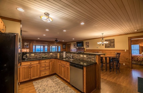Apple Ridge Cabin | Alpine Vista - Blowing Rock Cabin with hot tub, Theater, Sauna, Views