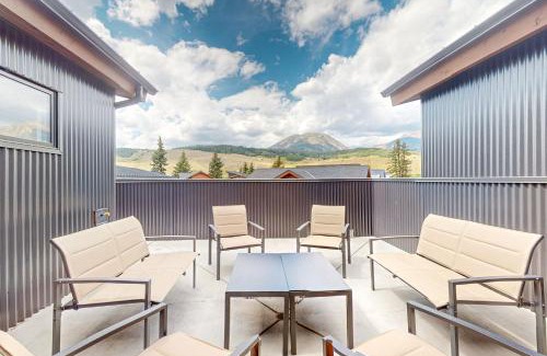 Silverthorne House | Alpine Vista Haven