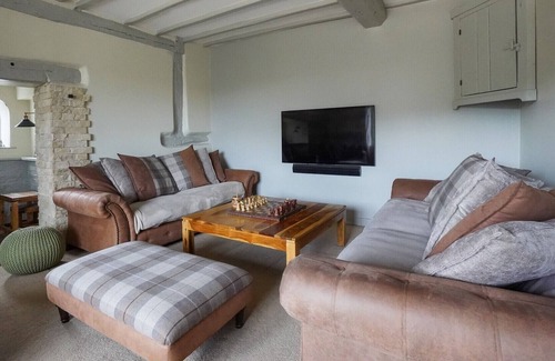 Cleedownton Apartment | ALTIDO Charming 5-bed farmhouse with terrace and parking