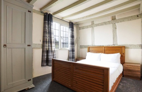Cleedownton Apartment | ALTIDO Charming 5-bed farmhouse with terrace and parking