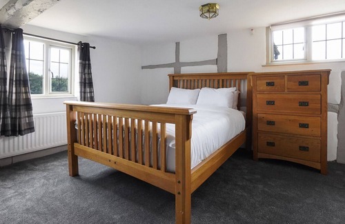 Cleedownton Apartment | ALTIDO Charming 5-bed farmhouse with terrace and parking