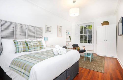 New Town Apartment | ALTIDO Newly Renovated Unique Space w/ Private Entrance