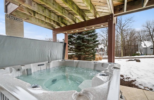 Lake Harmony House | "Altitude Adjustment" Near Pool, Beach/Lake, Tennis, Hot Tub, Pool Table & Foosball, Dog Friendly