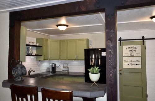 La Pine Cabin | Altitude Adjustment - A cozy two bedroom cabin