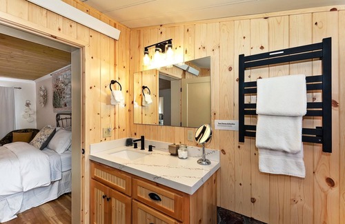 Big Bear Lake Cabin | Altitude Escape By Destination Big Bear: Spa! Close to the Lake, Marinas and Village! Fenced Yard! Pet Friendly!