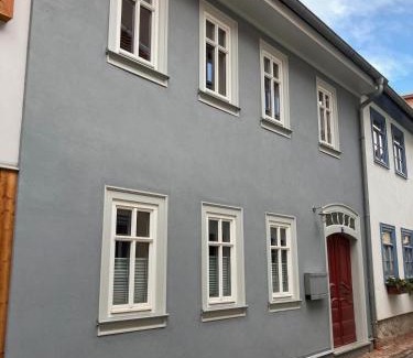 Arnstadt Apartment | Altstadtwohnung mit Flair, 2 Zimmer, Küche, Bad, Kamin, 50 qm