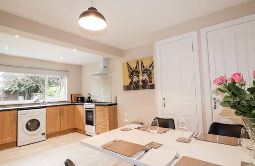 Inverness City Centre Cottage | ALTURLIE, family friendly, with a garden in Inverness
