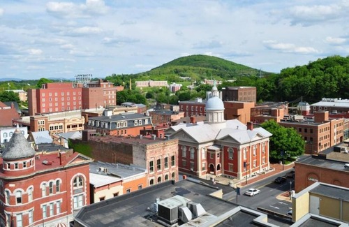Staunton House | Always a Great Idea To Unwind! 4 Family-friendly Units, Pets Allowed
