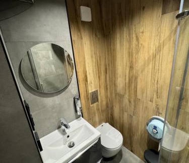 Katowice Apartment | Amadeus - 3 Sleep Room - Parking on Street