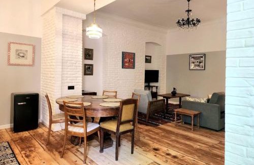 Sololaki Apartment | Amaghleba birds