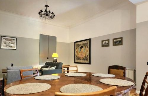 Sololaki Apartment | Amaghleba birds