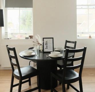 Battersea Apartment | Amanah Properties - Stylish Retreat for Friends & Families Zone 1 Sleeps 5
