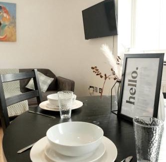 Battersea Apartment | Amanah Properties - Stylish Retreat for Friends & Families Zone 1 Sleeps 5