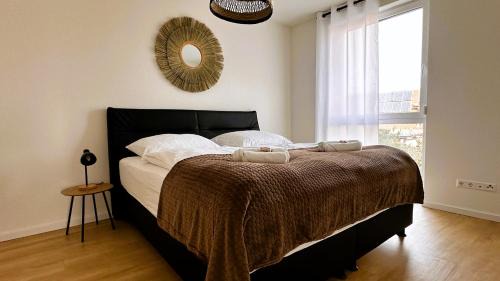 Rheinhausen Apartment | AMAO Grey - 86 m2 Apartment - Balcony - King-Size Beds - Free Parking - Near Europa-Park - Up to 12 Guests with 2 Units