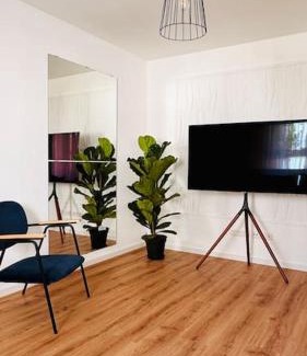 Elgersweier Apartment | AMAO Indigo - Rollstuhlgerechte Suite - 62 qm - Balkon & Tiefgarage - Aufzug - Kingsize-Bett - Nähe Messelevator