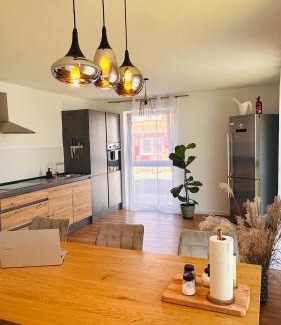 Elgersweier Apartment | AMAO Pearl - Rollstuhlgerechte Suite - 94 qm - Balkon & Tiefgarage - Aufzug - Nähe Messe - bis 10 Pers 2Whg