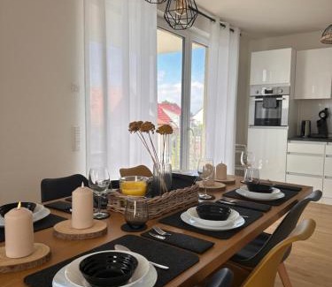 Rheinhausen Apartment | AMAO Sepia - 86 m2 Apartment - Balcony - King-Size Beds - Free Parking - Near Europa-Park - Up to 12 Guests with 2 Units